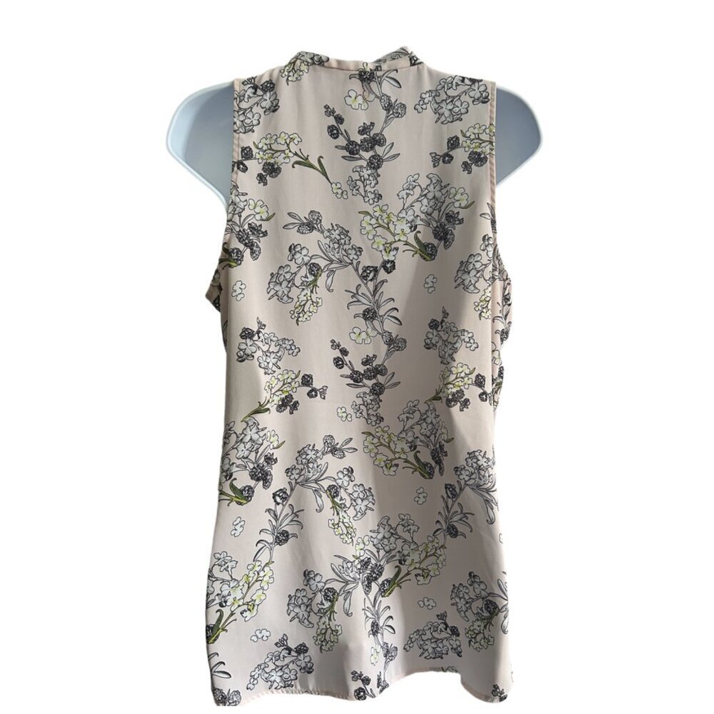 ✨3 for $18✨ Women’s Flowy Dressy Floral V-Neck Tank - Picture 2 of 2